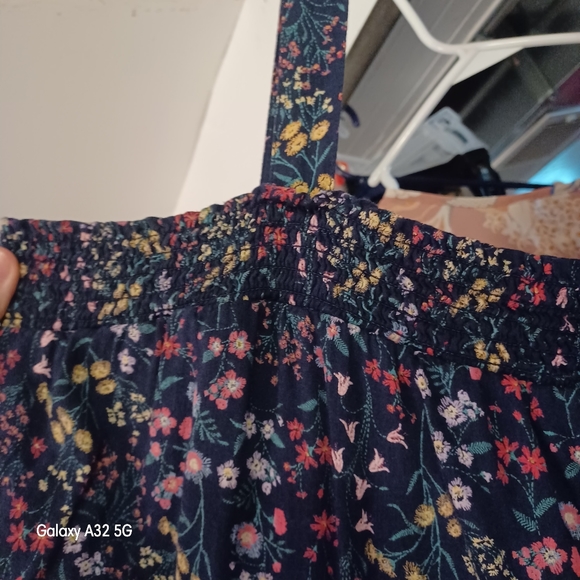 Women's Medium Old Navy Floral Tank Top - Picture 5 of 5